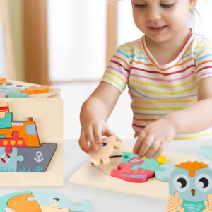Kind puzzelt eines der Tiermotive